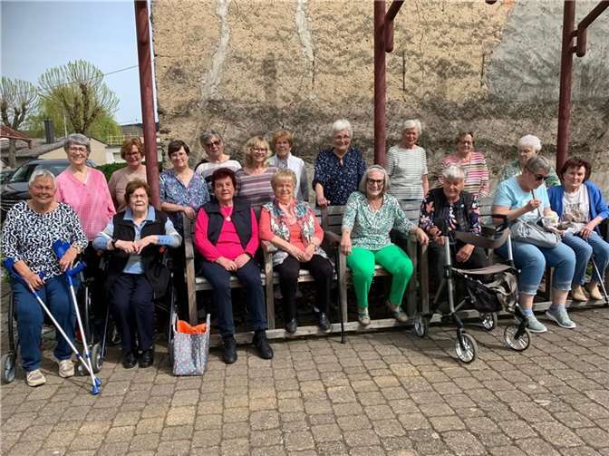 Die Seniorenbänke wurden bewusst in der Nähe der Räumlichkeiten des Seniorentreffs aufgestellt.  Foto: Michaela Wilbert