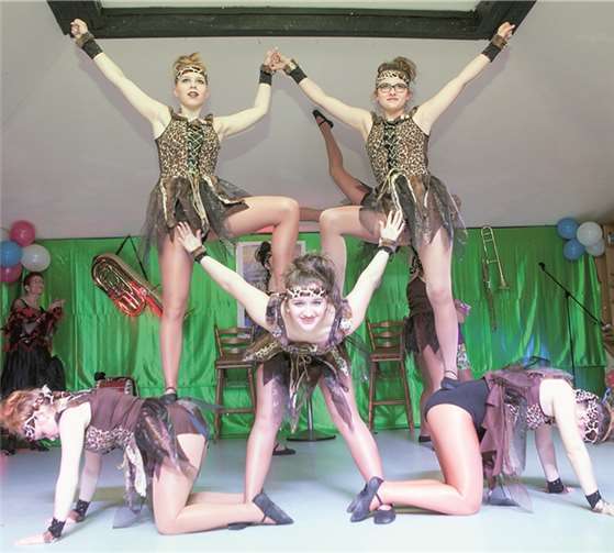 Die Seniorengarde der Adendorfer Hetzbröde begeisterte bei der Weiberdonnerstags-Sitzung das Publikum mit ihrem akrobatischen Tanz. -JOST-