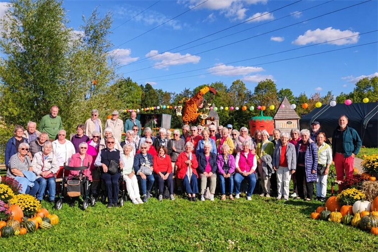 Die Seniorengruppe der Ev. Kirchengemeinde Meckenheim in der Kürbisausstellung des Krewelshofes
