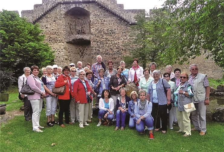 Die Seniorengruppe mit ihren Helferinnen im Stadtpark von Hillesheim. Im Hintergrund die imposante Stadtmauer. privat