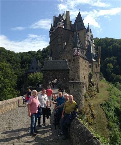 Die Seniorengruppe vor Burg Eltz.Foto: privat