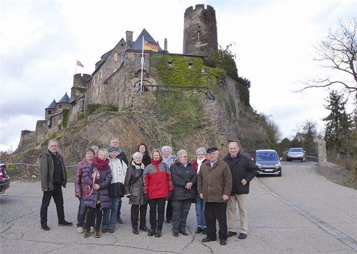Die Seniorengruppe vor der Burg. privat
