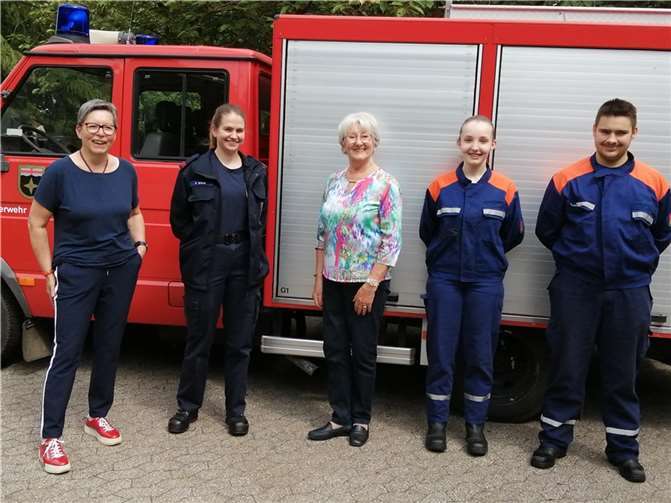 Die Senioren:innen hatten zum Kaffee eingeladen, und eine kleine Abordnung ließ es sich nicht nehmen; sogar in Uniform dieser Einladung zu folgen.  Fotos: privat