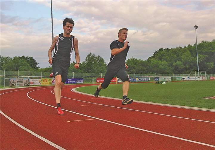 Die Seniorenmeister im Langsprint M45 Peter Rübenach (li.) und Kurzsprint M40 Andreas Heimerl aus Burgbrohl beim gemeinsamen Training.