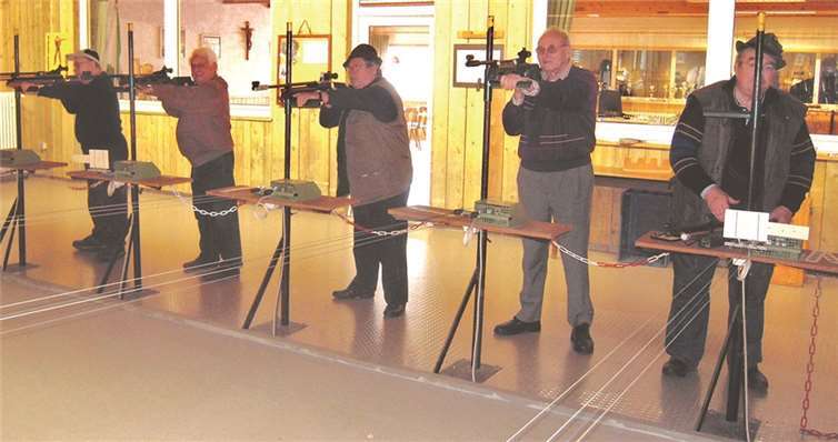 Die Seniorenschützen trainieren regelmäßig.  Privat