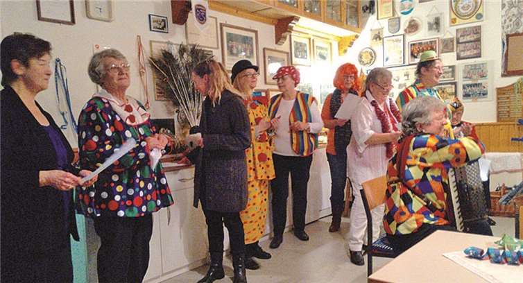 Die Seniorensitzung ist von Renate Krämer, Elke Bartsch, Dina von Dewitz, Christiane Escher, Ulrike von Köller, Eva Odenthal, Renate Schedel und Hedi Zensen unter Federführung von Gerda Kowal wieder hervorragend vorbereitet gewesen.privat