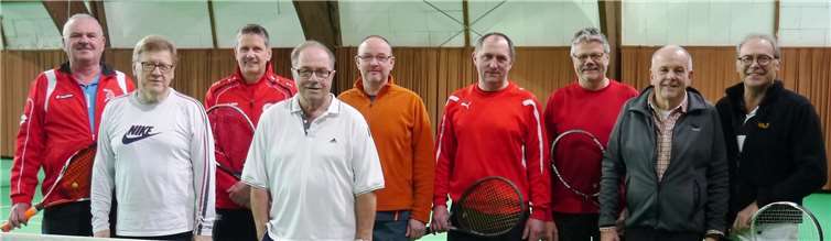 Die Seniorenspieler des TC Steimel und der Daufenbacher TFR spielten ein kleines Turnier in Daufenbach. Dritter von rechts Turniersieger Werner MüllerLasi Stan