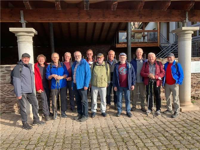 Die Seniorensportgruppe „alte Alte-Herren“ des Sportvereins Müden besuchte zwei „Leuchtpunkte der biologischen Vielfalt“ zwischen Ürzig und Traben-Trabach.Foto: privat