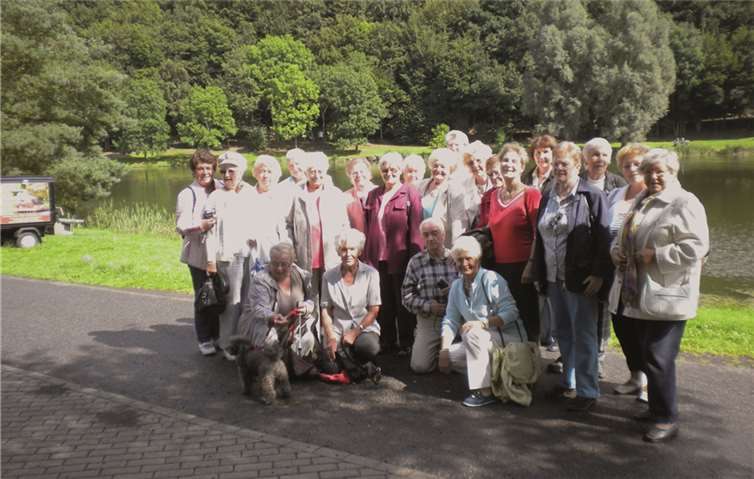 Die Seniorensportgruppe des TV 06 Bad Breisig vor dem Riedener Waldsee.privat