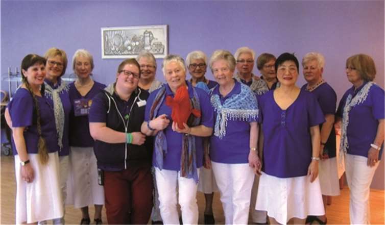 Die Seniorentanzgruppe überraschte die Heimbewohner mit einem bunten Tanzprogramm.privat