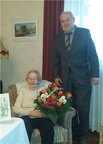 Die Seniorin ist noch sehr aktiv in ihrem Leben.privat