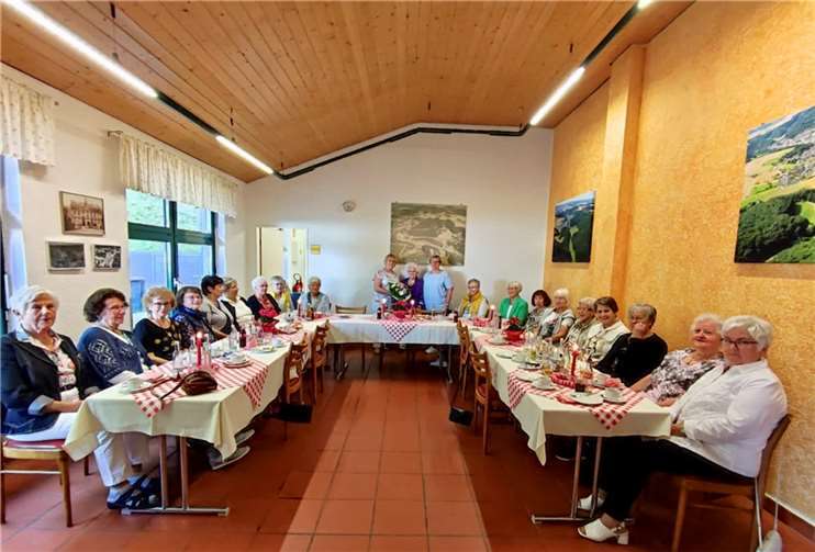 Die Seniorinnen aus Rieden trafen sich in der Moddebaach-Halle zum Kaffeeklatsch.  Fotos: privat