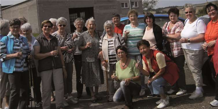 Die Seniorinnen der Gymnastikgruppen wanderten bei schönem Wetter auf den Höhen von Kobern.  Privat