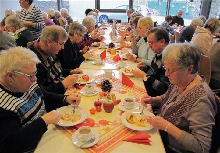 Die Seniorinnen der kath. Kirchengemeinde St. Lubentius hatten mit viel Liebe für 60 Gäste gedeckt.privat