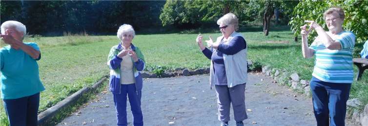 Die Seniorinnen haben Spaß an der Aufwärmrunde und freuen sich darauf, Boule zu spielen. Foto: privat