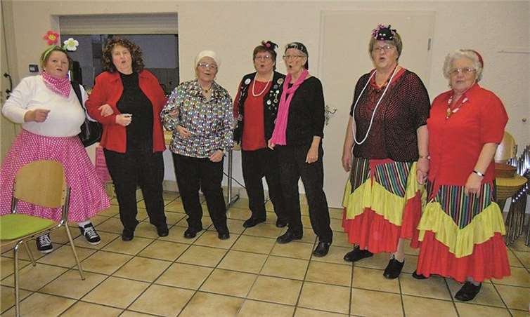 Die Seniorinnen schunkelten zu den karnevalistischen Lieder.privat