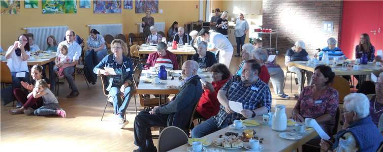 Die Seniorinnen und Senioren des AZURIT Seniorenzentrums Montabaur genossen bei Kaffee und Kuchen den unterhaltsamen Nachmittag. Azurit