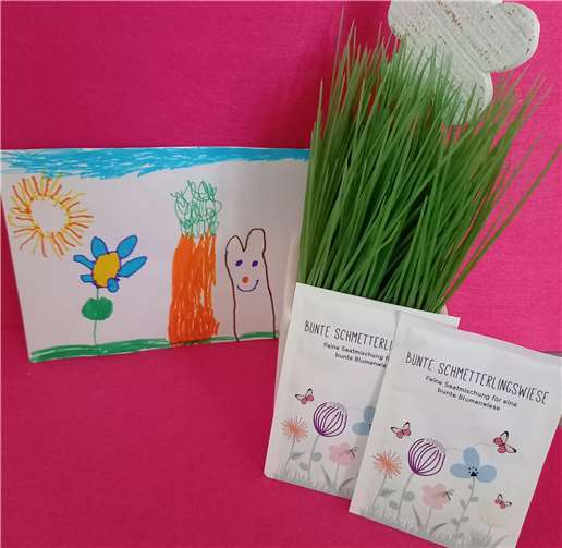 Die Seniorinnen und Senioren erhalten eine Ostergrußkarte, ein Osterrätsel und eine Tüte mit Samenkörnern, um eine bunte Schmetterlingswiese zu säen. Foto: Katholische Familienbildungsstätte Mayen e.V.