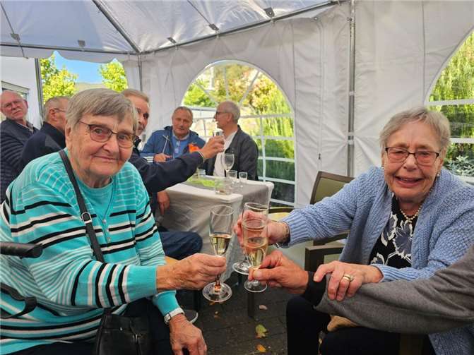 Die Seniorinnen und Senioren feierten fröhlich mit.