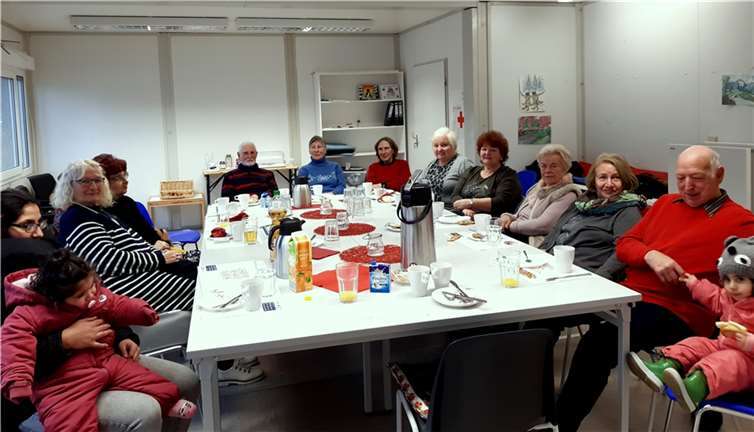 Die Seniorinnen und Senioren fühlen sich beim gemeinsamen Frühstück pudelwohl und kommen zahlreich.  Foto: Eva Grüber / DRK-Kreisverband Ahrweiler e.V