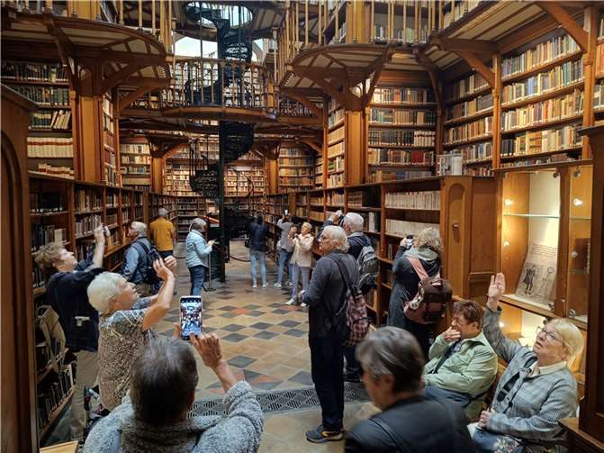 Die Seniorinnen und Senioren in der historischen Bibliothek. Foto: Andrée Garmijn