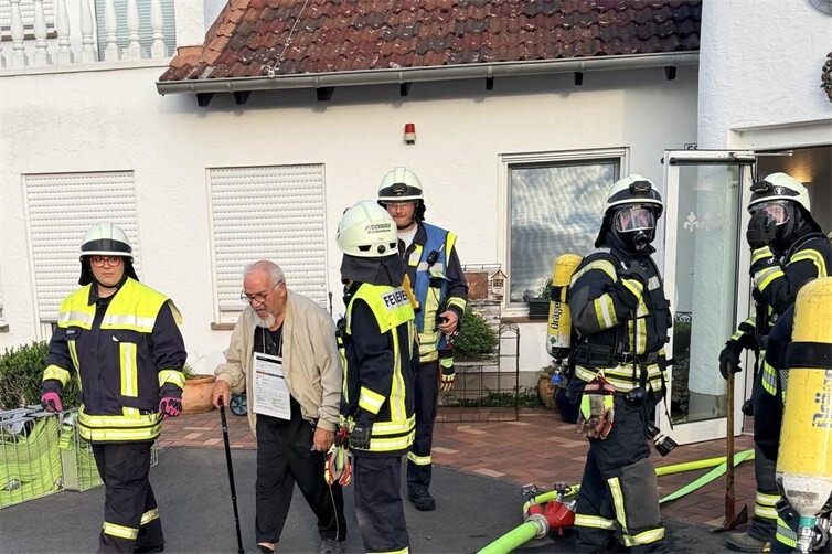 Die Seniorinnen und Senioren ließen sich geduldig und vertrauensvoll von den Einsatzkräften retten .
