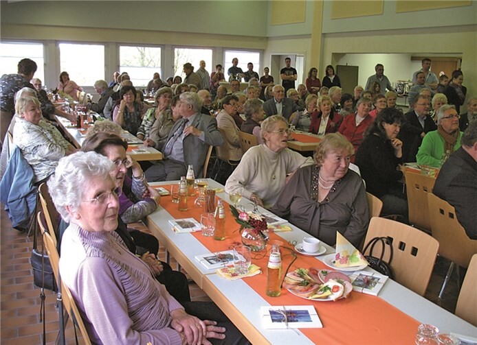 Die Seniorinnen und Senioren sowie die Eltern der Kindergartenkinder verfolgten gespannt die Vorführungen der Kinder. Privat