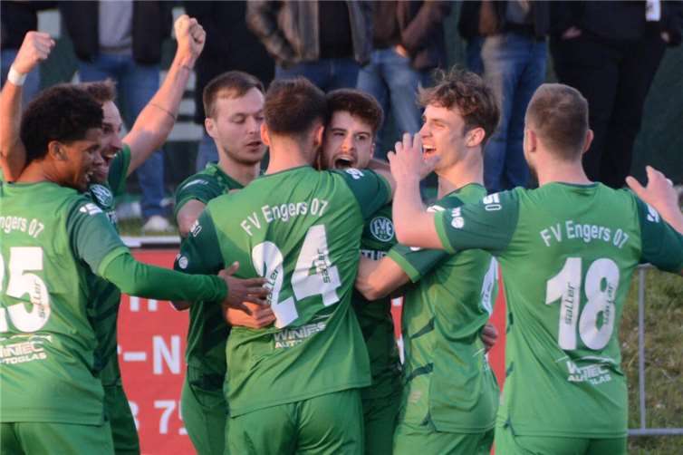 Der FV Engers greift wieder nach den Sternen Die Sensation schaffte der FV Engers im Halbfinale, als die "Jungs vom Wasserturm" ein 2:1 über Regionalligist Eintracht Trier bejubeln konnten.Fotos: Ulf Steffenfauseweh