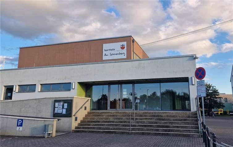 Die-Septembersitzung des Verbandsgemeinderates Unkel fand in der Sporthalle der Schule statt.  Fotos: AWI