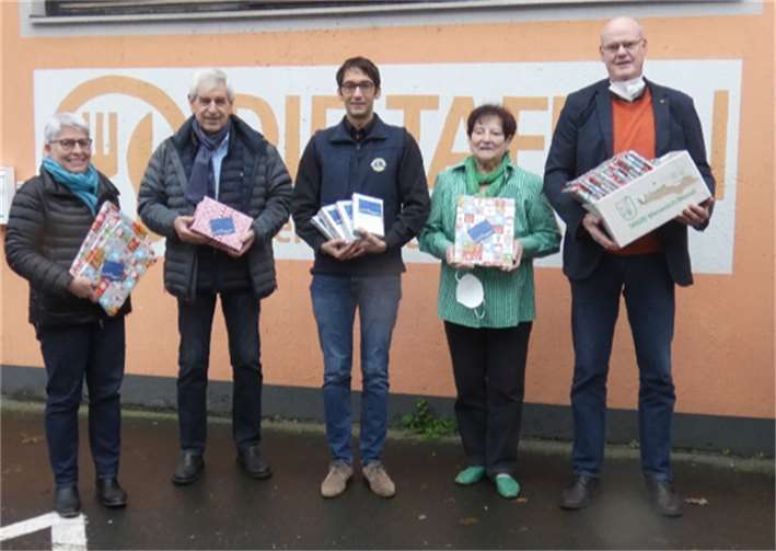 Die Service Clubs im Landkreis Cochem-Zell übergaben die Bücher an die Tafel in Cochem. Foto: privat