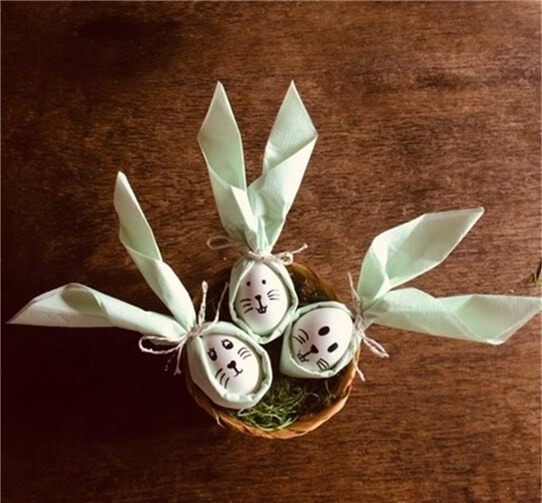 Die „Servietten-Osterhasen“.  Foto: privat