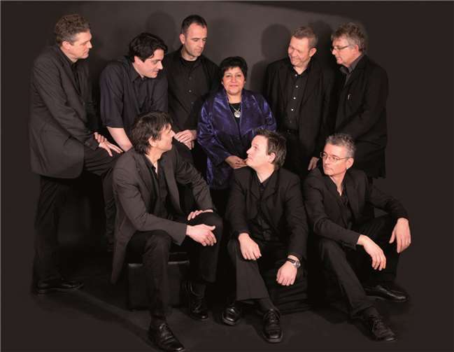 Die Shama Abbas Band unterhält die Gäste in den Goethe-Anlagen.