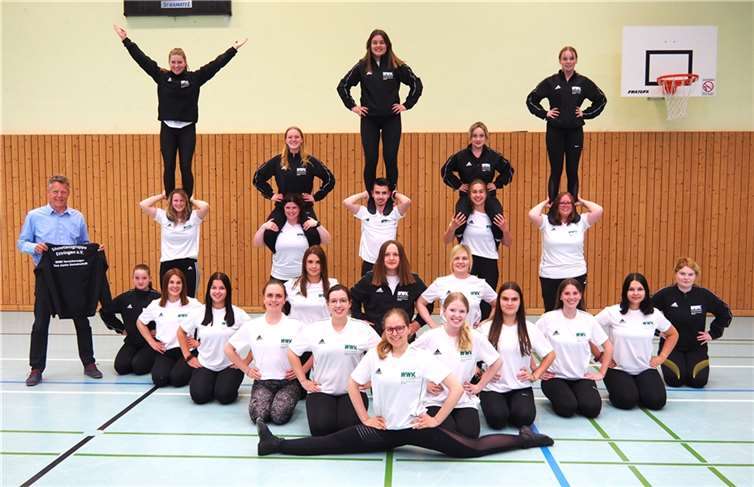 Die Show-Tanzgruppe Ettringen in ihren neuen Outfits. Foto: Bernd Schmitz