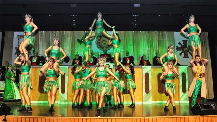 Die Show-Tanzgruppe mit „Medusa im Bann der Griechischen Götter“.