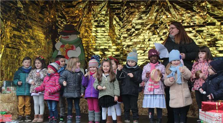 Die Show des Kindergartens „Sonnenschein“ kam beim Publikum blendend an. Kindergärtnerin Kristina Weber hatte mit den kleinen Bühnenstars zuvor fleißig geübt.
