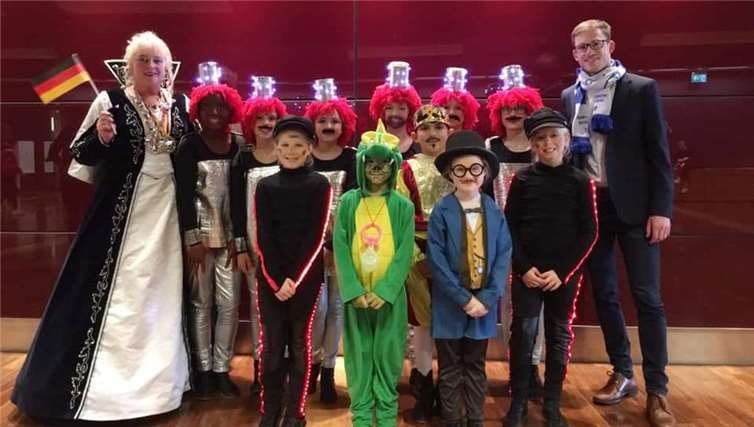 Die Showkometen, hier mit Prinzessin Heidi I. und Ortsbürgermeister Sebastian Schmitt, freuen sich auf die kommende Session.Foto: privat