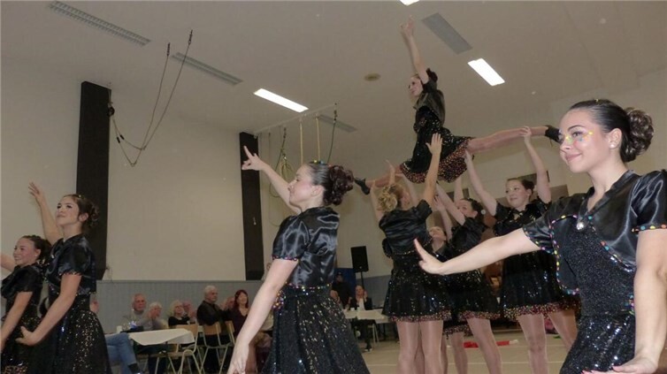 Die Showtänzer unter der Leitung von Natascha Holzkämper präsentierten mit ihren zwei Gruppen Spotlights und Sterlights ihre jeweiligen Karnevalssaisonstänze „Glücksmomente“ und „Karneval der Kulturen“. 