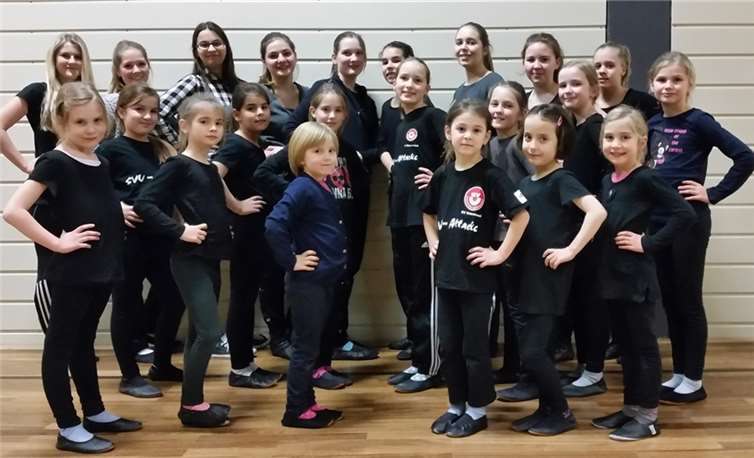 Die Showtanzformation des SV Untermosel (hinten von links): Louisa Schmitt, Tatjana Neisius, Lorena Münch, Luisa Höpfner, Anna Zerwas, Christina Reif, Mara Sabel, Lena Arenz, Melina Schambach. Mittlere Reihe von links: Emma Weber, Verena Reif, Lara Weidung, Lara Zerwas, Laura-Marie Gold, Celina Brzank, Hannah Moritz. Vorn von links: Marie Sturm, Jasmin Stasiak, Emiliana Arenz, Silvia Niederelz, Pauline Steinmüller, Fiona Büsch. Es fehlen Lara Weber, Kirsten Hawecker und Ann-Kathrin Take.privat