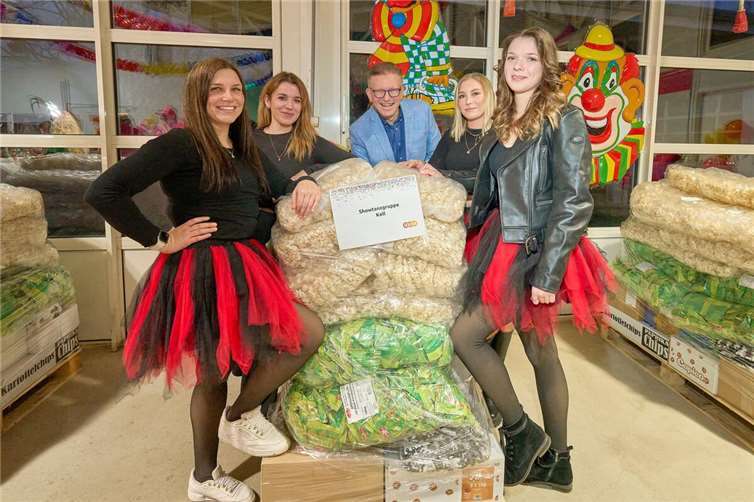 Die Showtanzgruppe Kell freut sich mit evm-Sprecher Marcelo Peerenboom über eine Palette mit Wurfmaterial.  Foto: Sascha Ditscher/evm