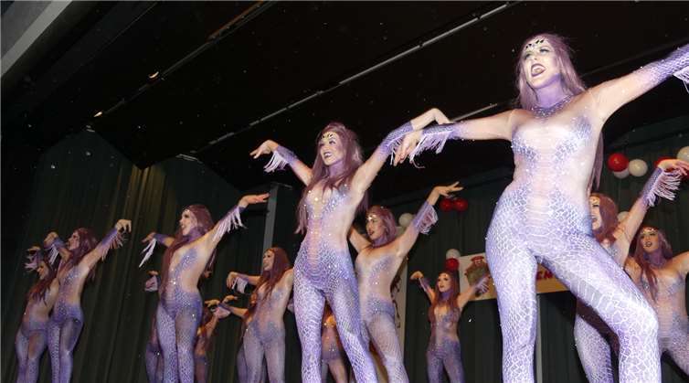 Die Showtanzgruppe „Meensterer Angels“ begeisterte mit einem tollen Alien-Space-Girls-Tanz.
