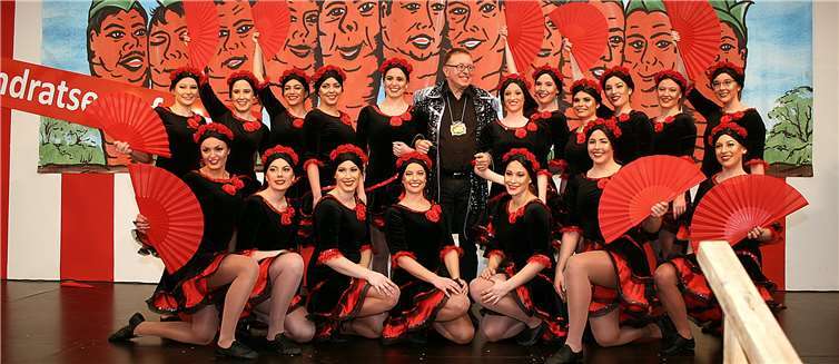 Die Showtanzgruppe Meninas der veranstaltenden KG legte einen super Tanz auf die Bühne....und natürlich ließ es sich der Kreishaus-Chef nicht nehmen, sich mit den rassigen“Südeuropäerinnen“ ablichten zu lassen.