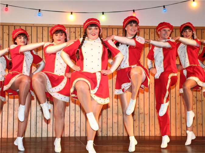 Die Showtanzgruppe begeisterte in neuen Kostümen.