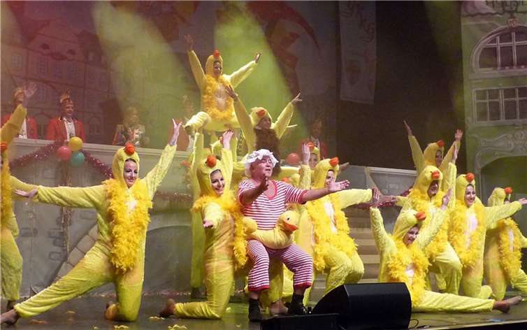 Explodierende Narrenstimmung  Die Showtanzgruppe der GKKG ließ als Enten und bunte Vögel die Federn fliegen.