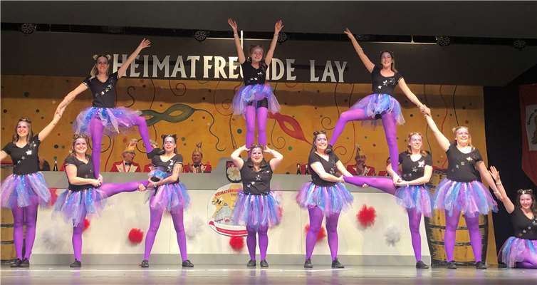 Die Showtanzgruppe der Heimatfreunde mit dem Thema Weltall.Quelle: Heimatfreunde Lay