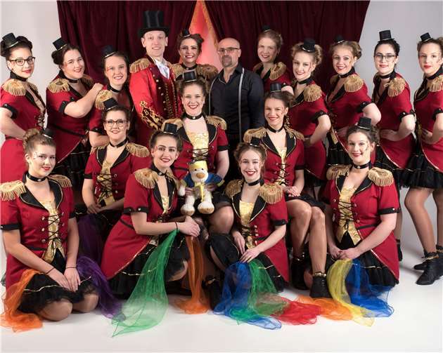 Die Showtanzgruppe der KG Närrische Buben Sinzig mit Sabah Kasouha.Foto: Flück