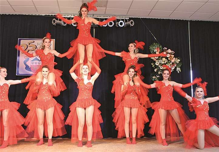 Die Showtanzgruppe der KG Rot-Weiß Münstermaifeld, die Meenstrer Angels, in Aktion.