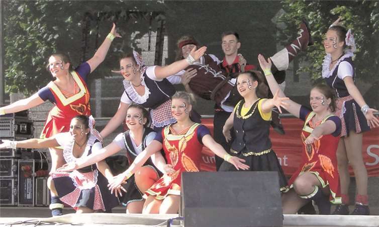 Die Showtanzgruppe der Närrischen Buben entführten die Gäste in ihren Karneval.privat