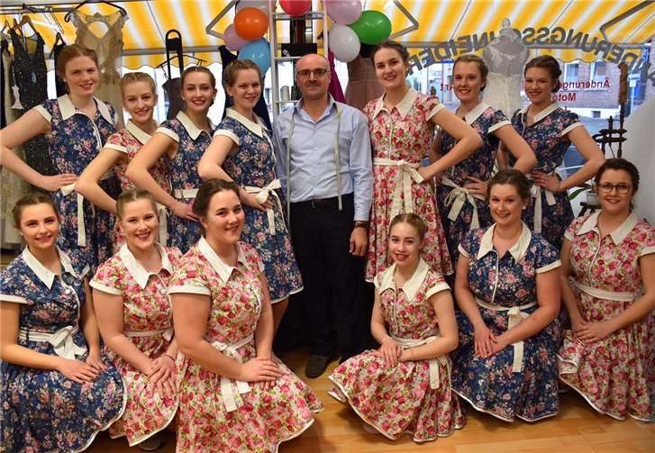 Die Showtanzgruppe der Närrischen Buben mit Herrn Kasouha.Foto: privat