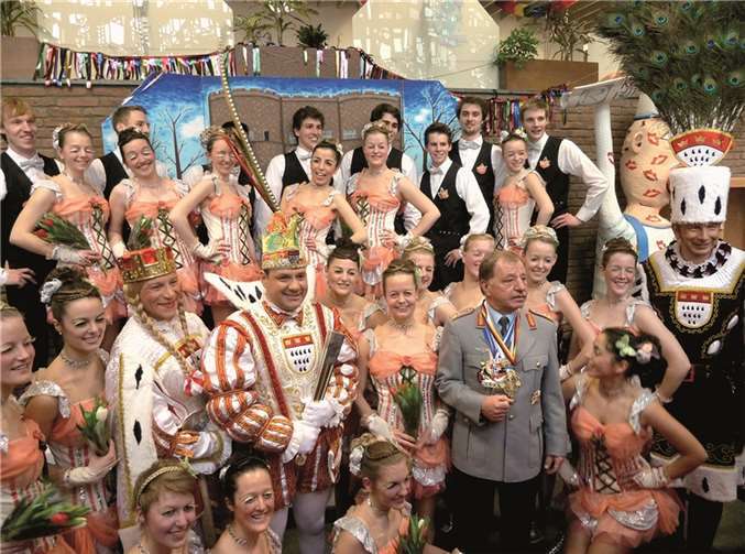 Die Showtanzgruppe der Prinzengarde Kasbach freute sich, auf dem Empfang tanzen zu dürfen. privat