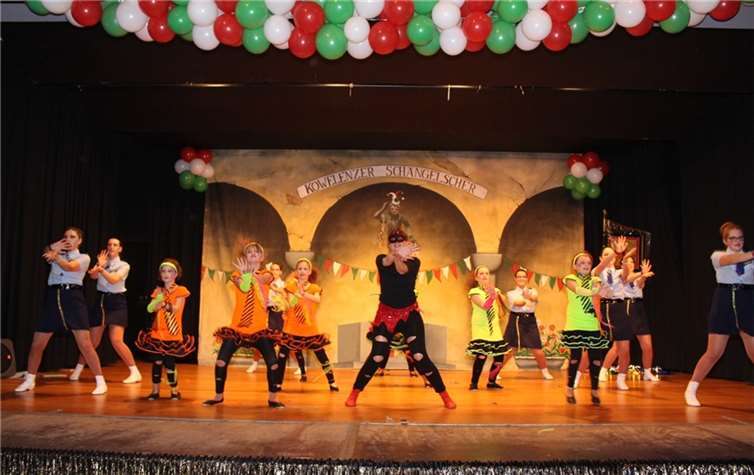 Die Showtanzgruppe der Schängelcher mit Trainerin und Mittänzerin Katharina Düro (vorne).